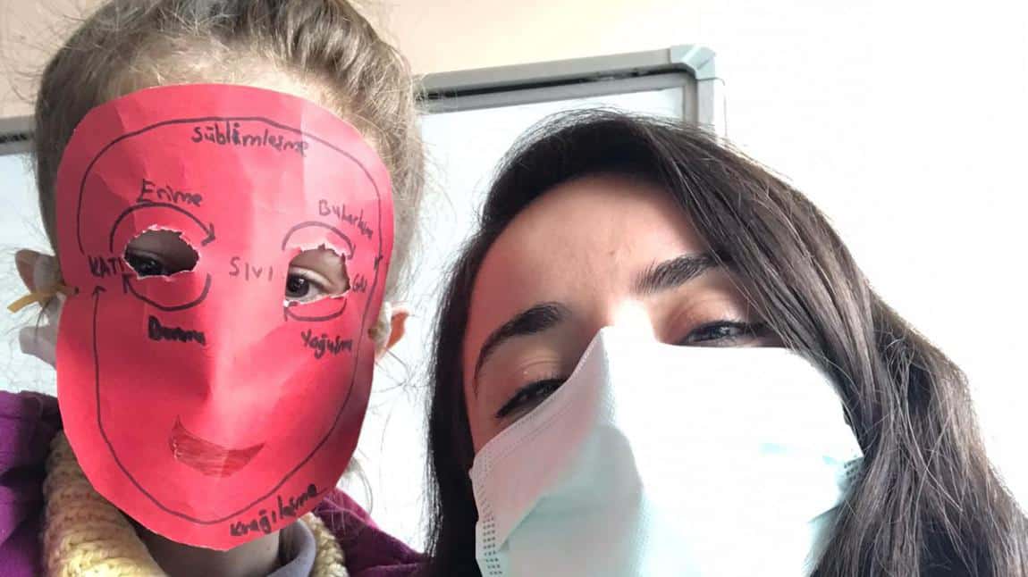 Selin hoca ve öğrencilerimiz hal değişimi maskeleri etkinliğini yaptılar...