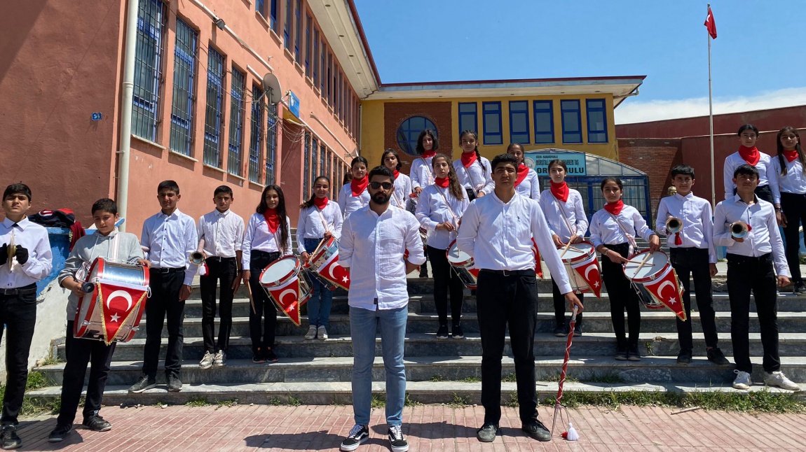 19 Mayıs Atatürk'ü Anma, Gençlik ve Spor Bayramında Okulumuz Bando Takımı Hasret Can Hoca yönetiminde ildeki etkinlikte hünerlerini sergilediler..:)