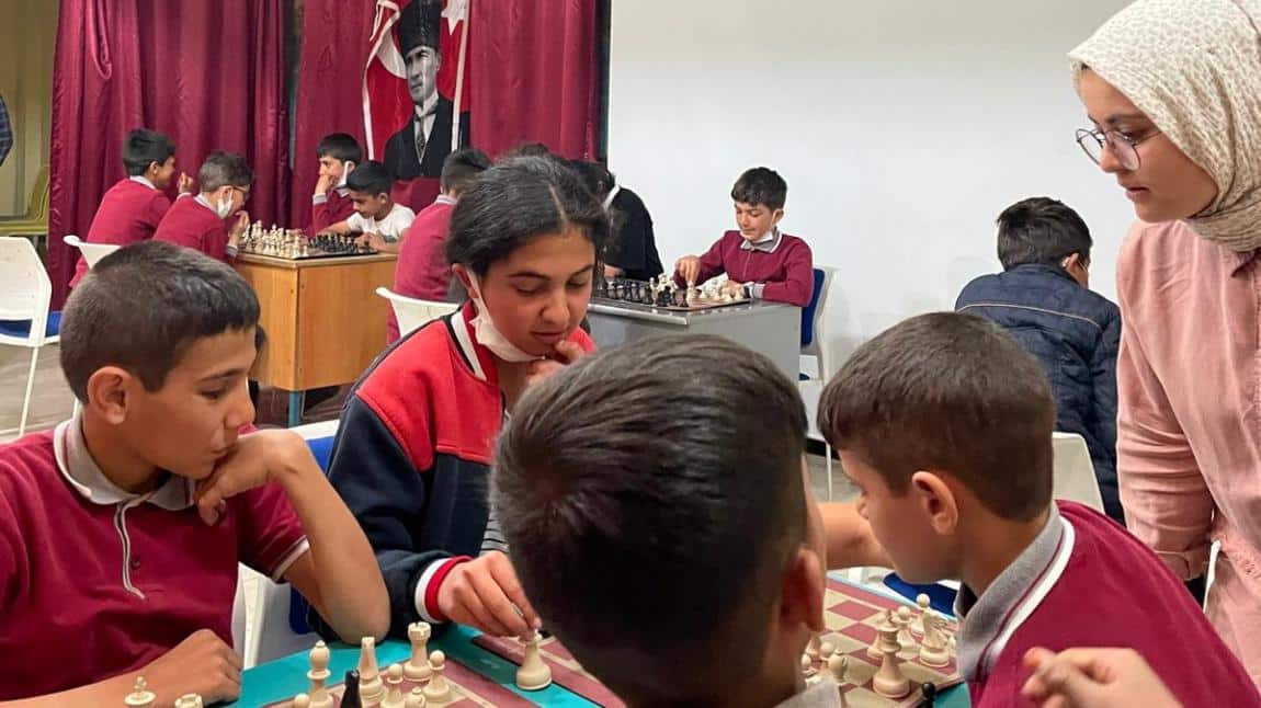 Okulumuz rehber öğretmeni Emine hoca öncülüğünde okulumuzda satranç turnuvası yapıldı...Büşra TABAK birinci oldu.